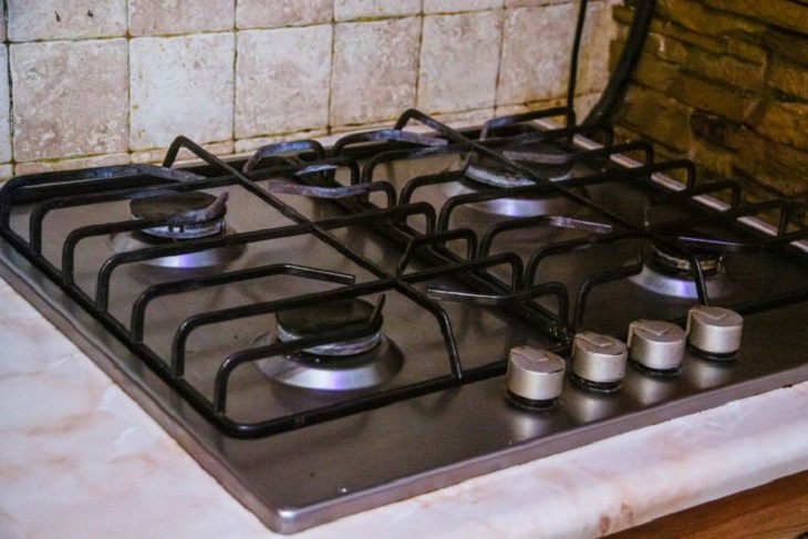 There will be no scratches or grease: a couple of drops of this product will wash the stove until it shines Plate