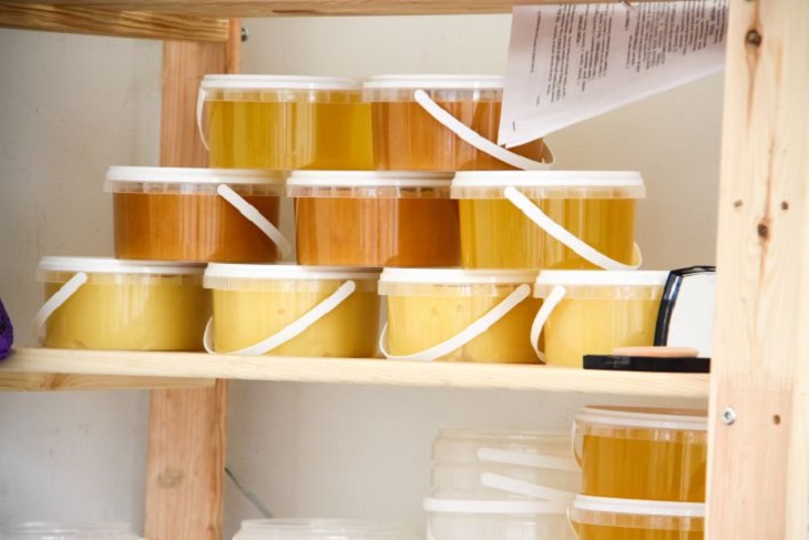 Clear and golden: a simple way to save old crystallized honey Honey