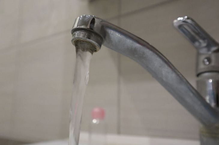 Two penny ingredients will make the whole bathroom shine: what will remove white plaque Mixer