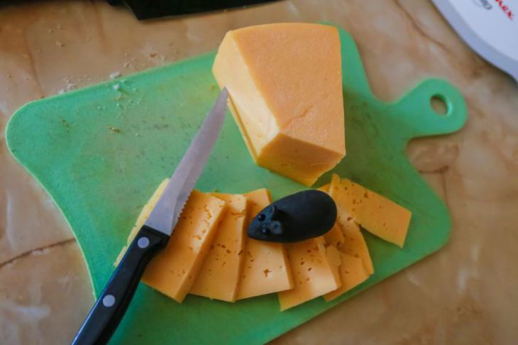 How Advanced Housewives Clean Cutting Boards So They Don't Have to Be Replaced: The Secret Revealed Cheese on a board