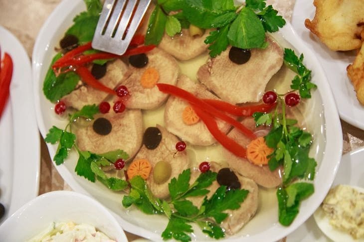 Wie man geliertes Fleisch richtig kocht, damit es transparent und dick ist. Es muss eine Zutat hinzugefügt werden Sülze