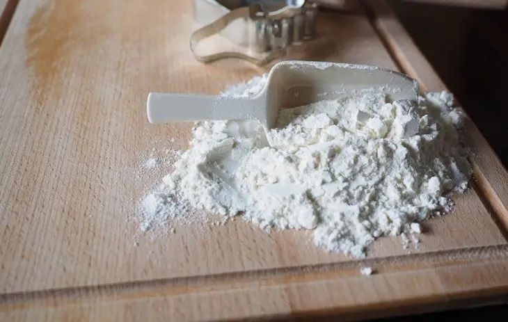 Wie man der Soße Mehl hinzufügt, damit keine Klumpen entstehen und sie lecker wird: ein Hausfrauentrick Schmerz