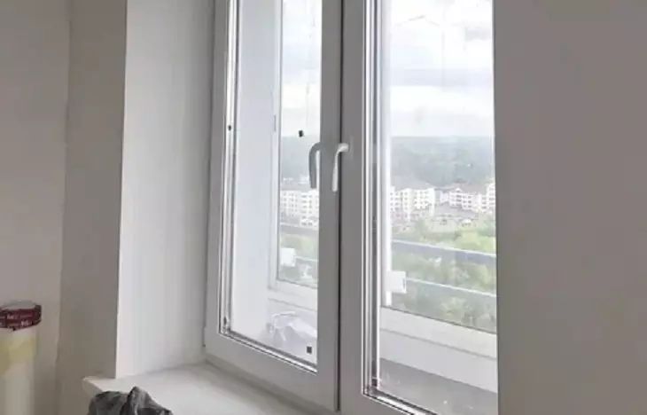 So reinigen Sie ein Kunststofffensterbrett in 5 Minuten: ein günstiges Mittel gegen gelbe Flecken Fensterbank