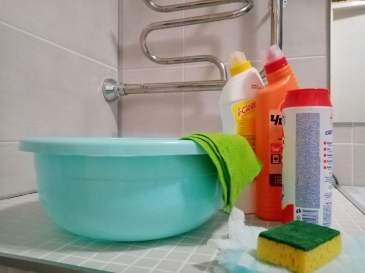 There will be no dust on furniture or mirrors in your home or summer house if you wipe them with this cheap product from the pharmacy Cleaning products