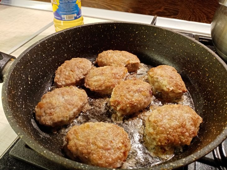 Producto desafortunado para la carne picada: las chuletas se convertirán en papilla directamente en la sartén chuletas