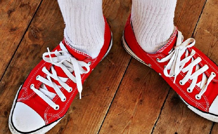 Become Snow White in 2 Minutes: The Fastest Way to Wash Socks Sneakers and socks