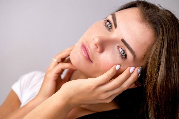Unexpected Causes of Wrinkles and Double Chin Revealed Young woman