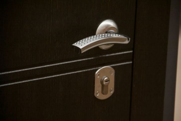 How to open a door if it accidentally slammed shut: we cope without a master Door