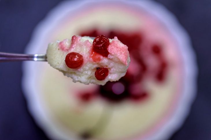Der Grieß wird klümpchenfrei und die Milch läuft nicht weg: Was ist das Geheimnis köstlichen Breis? Brei mit Beeren