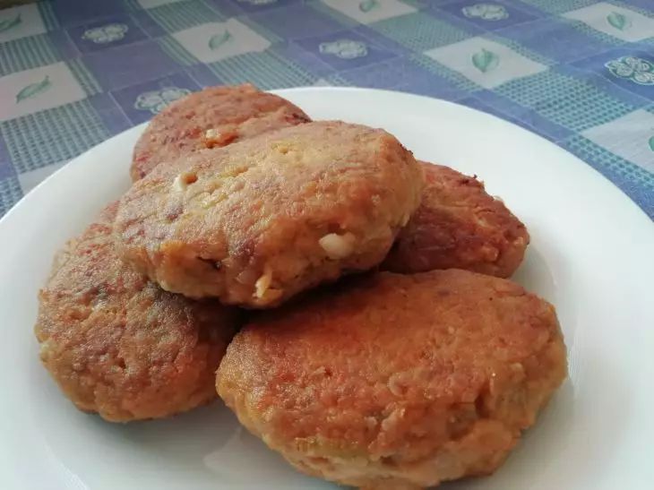3 bekannte Produkte werden den Geschmack von gutem Hackfleisch hoffnungslos ruinieren: Was Sie zukünftigen Koteletts nicht hinzufügen sollten Schnitzel