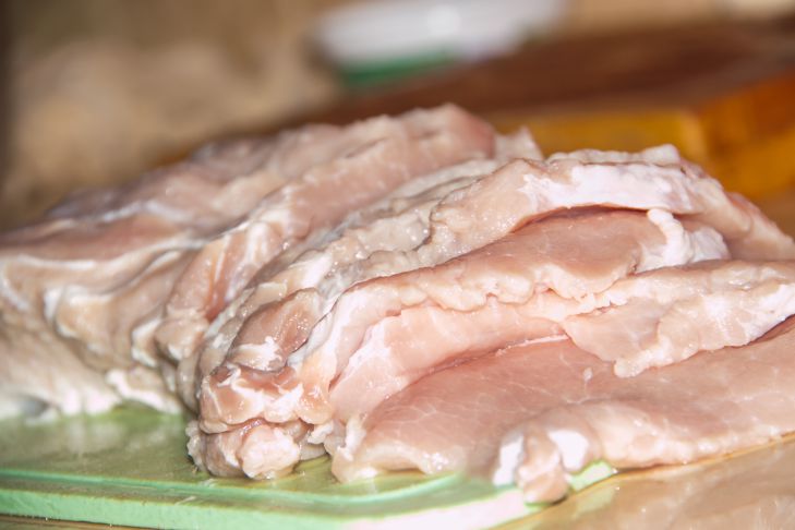 Das Geheimnis für zartes und saftiges Fleisch: eine Mischung, in der Sie die Fleischstücke vor dem Braten wälzen müssen Fleisch