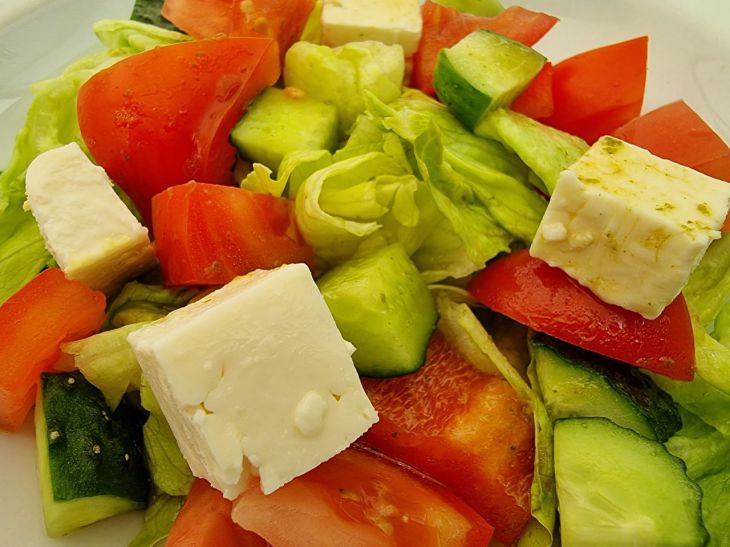 Why do experienced cooks sometimes add a pinch of sugar to a vegetable salad: when should this be done? salad