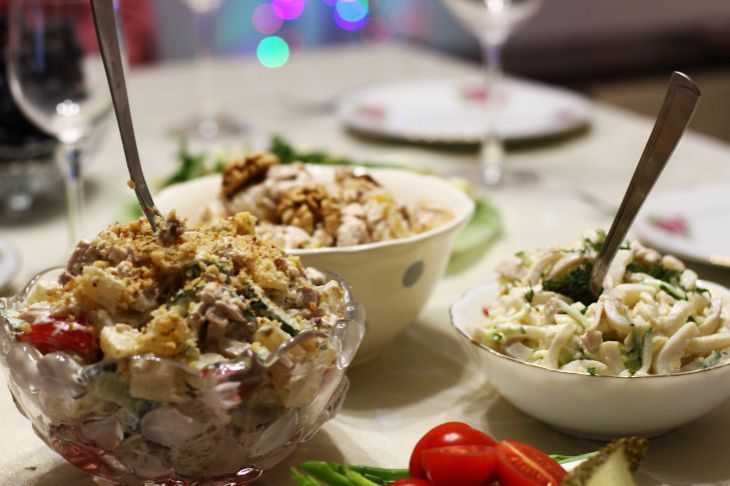 Una forma inusual de decorar una ensalada: sin duda será útil para una fiesta festiva. Ensaladas