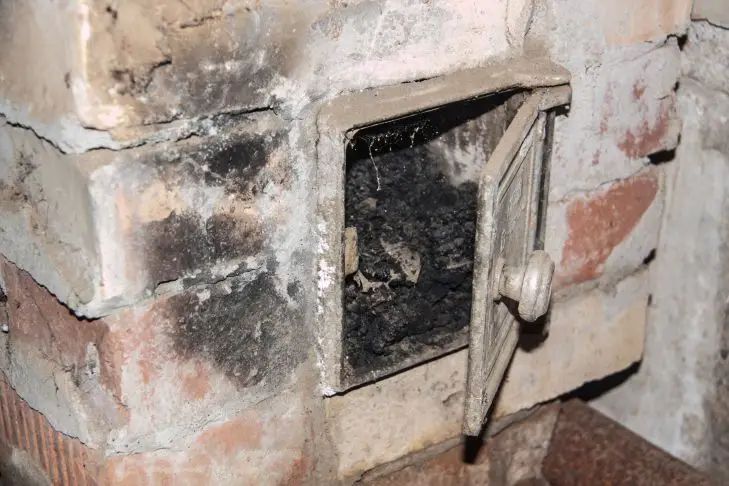 The old-fashioned way to clean a chimney at a summer house: not everyone will guess why salt is needed soot