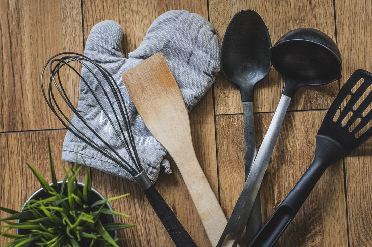 Welchen Küchenspatel man kaufen soll – Holz oder Silikon: Die Wahl liegt auf der Hand Küchenutensilien
