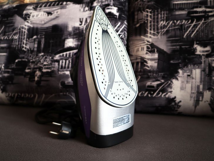 There is a yellow coating on the sole of the iron: what simple remedy will help to remove it in 5 seconds iron