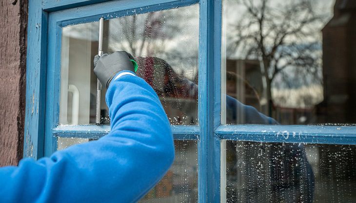 Why You Shouldn't Spray Window Cleaners Directly on Glass: It's Better to Give Up This Habit Window