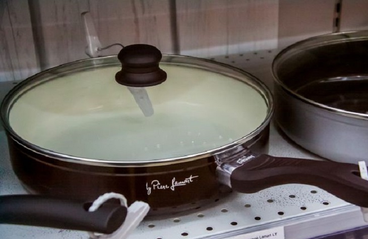 We wash the frying pan from fat the way English housewives do it Frying pan