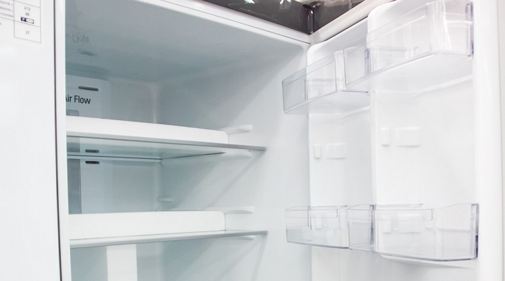 Wie eine 5-Liter-Plastikflasche beim Aufräumen im Kühlschrank hilft: ein einfacher Trick Kühlschrank