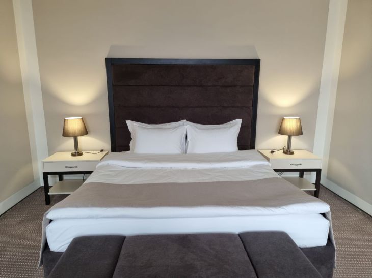 Why burn bay leaves at night: experienced housewives use this bedroom