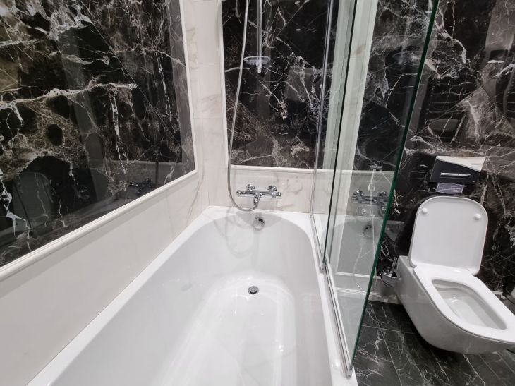 Sandpaper for removing plaque from bathtub: a barbaric method or a working method? Bathroom