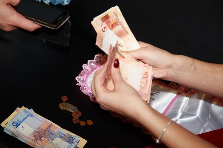How not to be left without savings: why handing over money from hand to hand is a bad omen Money