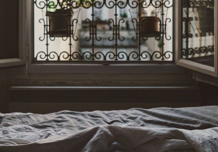 Is it possible to sleep with your feet towards the window: the meaning of the sign Window