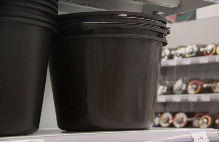 What 3 items should not be thrown in the trash: not every housewife knows bucket