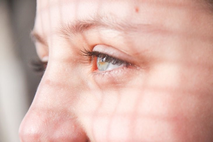 Is it possible to kiss in the eyes: what do the signs say Face, eyes