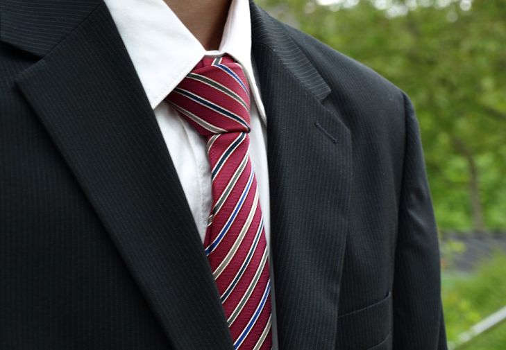 How to fix a wrinkled tie: you will need a jar tie