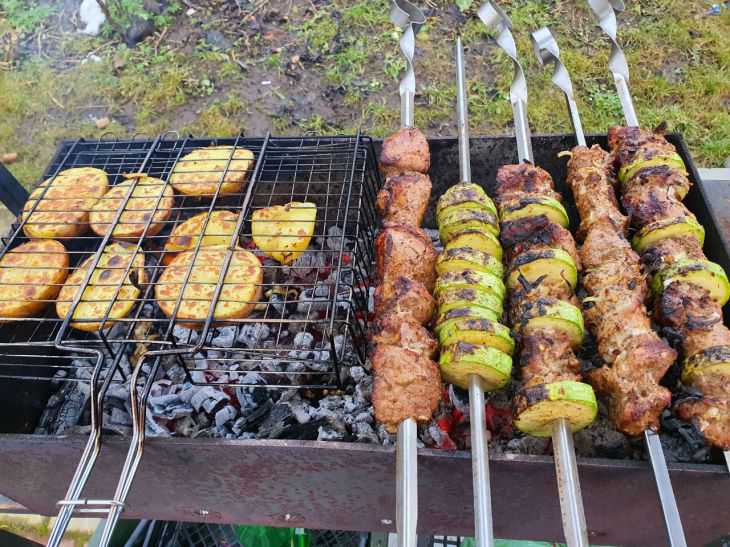 Die beste Marinade zum Grillen mit nur zwei Zutaten: Selbst die Brust schmilzt danach auf der Zunge – probieren Sie es aus Grill