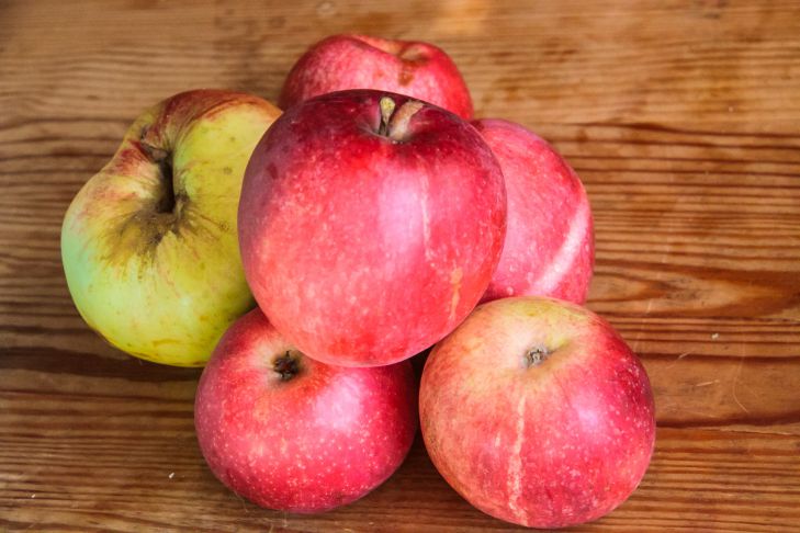 11 Healthy Snacks That Will Make You Slimmer and More Beautiful apples