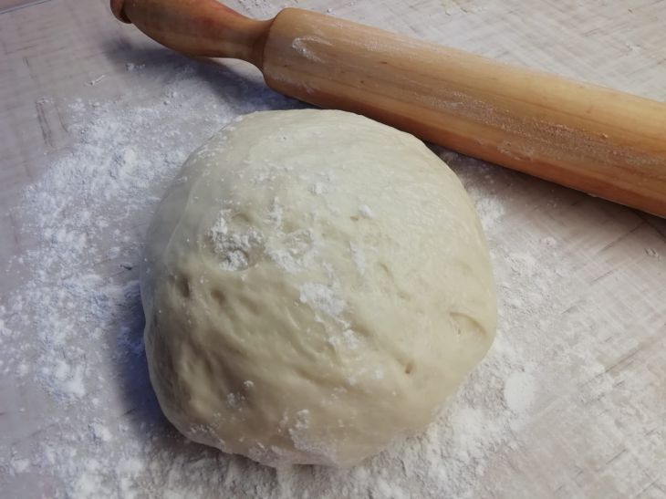 Wie man Zwiebelkuchen macht: ein traditionelles amerikanisches Gericht Teig