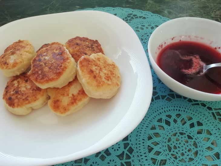 ¿Es posible hacer deliciosas tartas de queso sin huevos de gallina? No todas las amas de casa saben la respuesta correcta sírniki