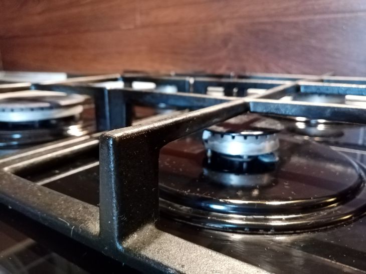 Pourquoi votre hotte de cuisine ne fonctionne pas bien : des erreurs peu évidentes Cuisinière à gaz