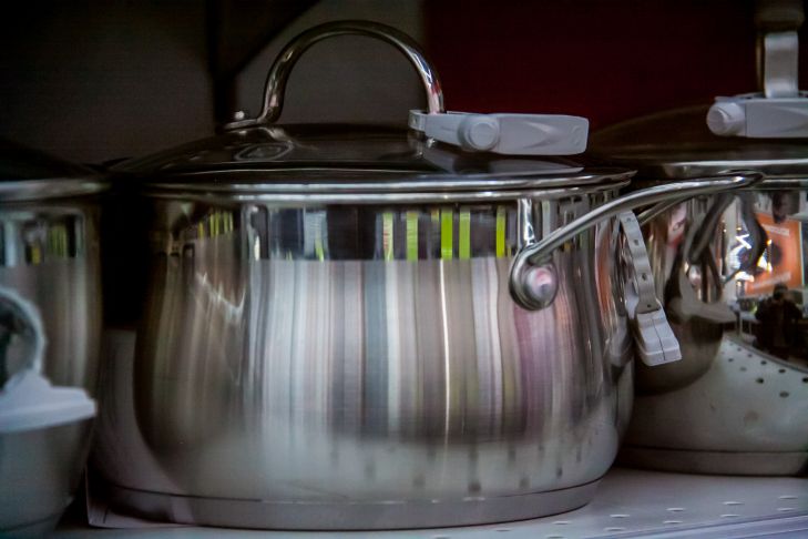 How to wash even the dirtiest dishes without much effort: a method that many housewives do not know about a vessel
