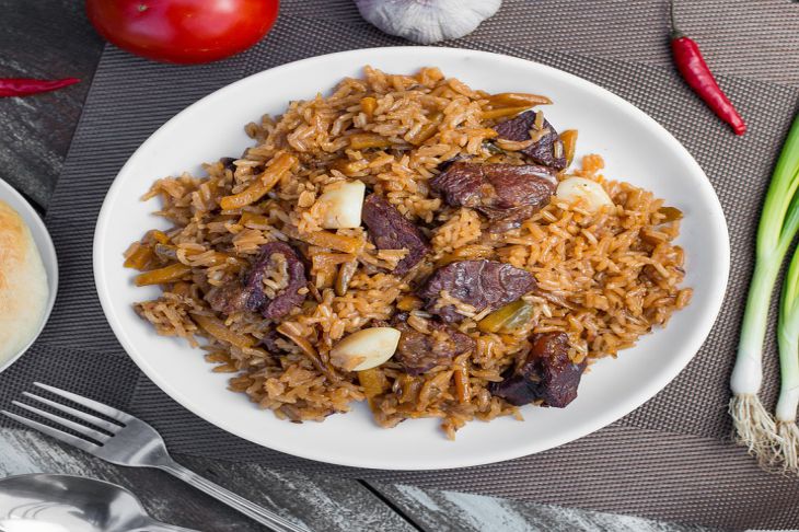 Leckeren Pilaw kochen: ein Fehler, der den Geschmack des Gerichts verdirbt Pilaw-Teller
