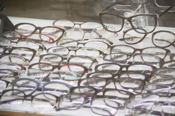 What to do if your glasses are loose: don't rush to buy a special screwdriver glasses