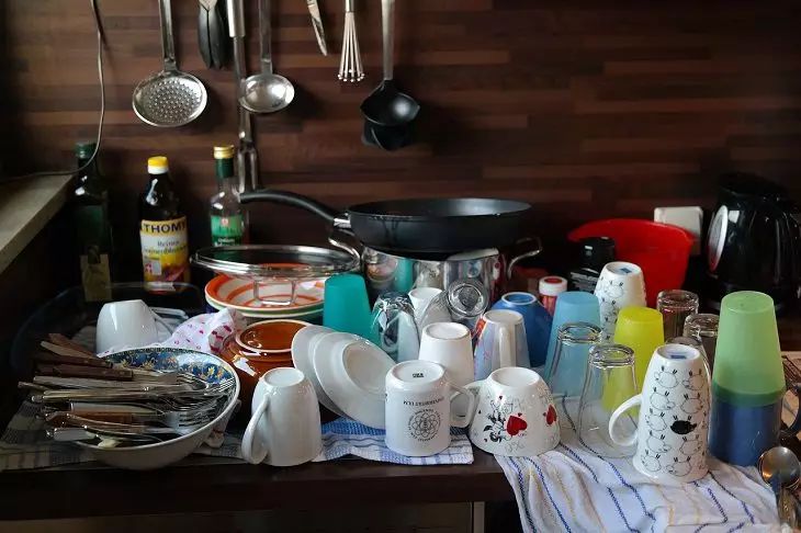 So entfernen Sie altes Fett in 5 Minuten vom Geschirr: ein nützlicher Trick ein Gefäß