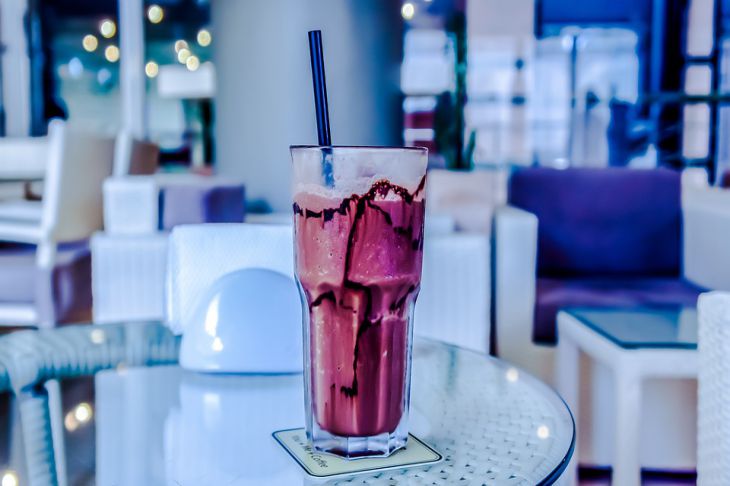 Das Geheimnis des Milchshakes ist gelüftet: Jedes sowjetische Schulkind erinnert sich an seinen Geschmack Cocktailglas