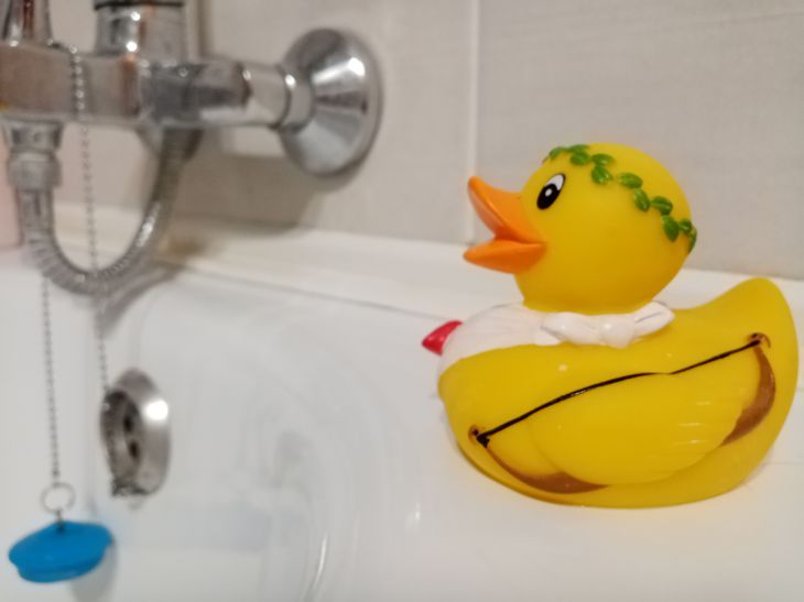 How to Whiten a Cast Iron Bathtub: A Surefire Way to Fight Stains and Yellowness Duck on the bath