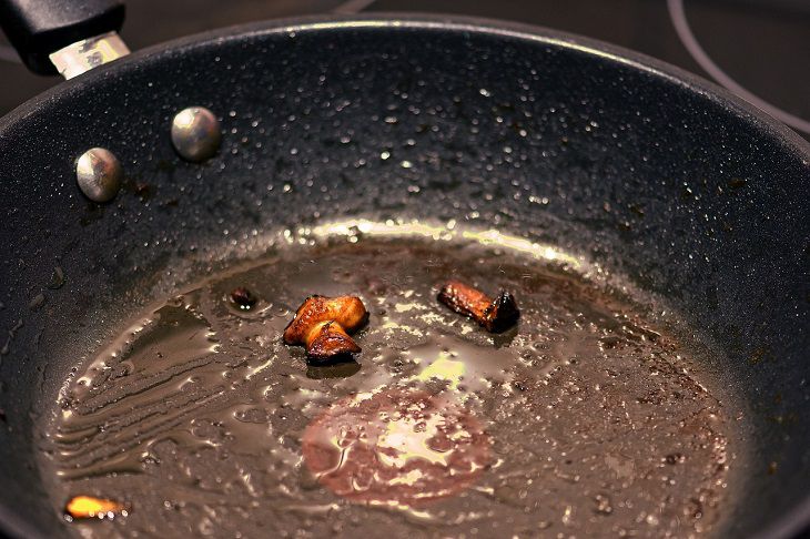 Half an hour - and the age-old carbon deposit will fall off by itself: the frying pan needs to be coated with this mixture Frying pan
