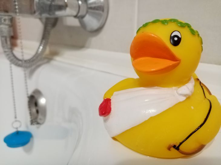 How to remove yellow stains from a bathtub: a universal remedy has been named Bath Toy