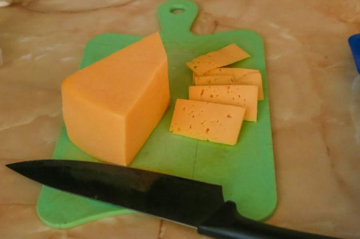 Où conserver le fromage et la crème sure pour qu'ils ne moisissent pas : une découverte inattendue Fromage en tranches