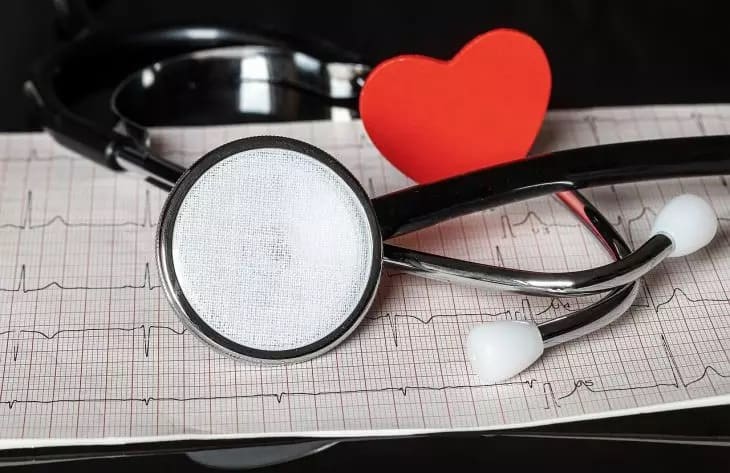 Le thérapeute a cité une cause fréquente de coups de bélier chez les personnes âgées Stéthoscope