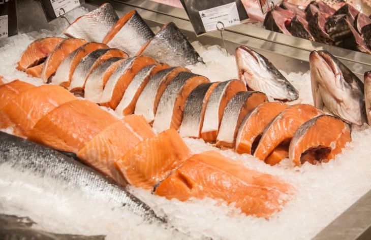 So braten Sie Fisch richtig, ohne unangenehmen Geruch oder Ölspritzer: Erfahrene Hausfrauen verraten 2 Geheimnisse Fisch