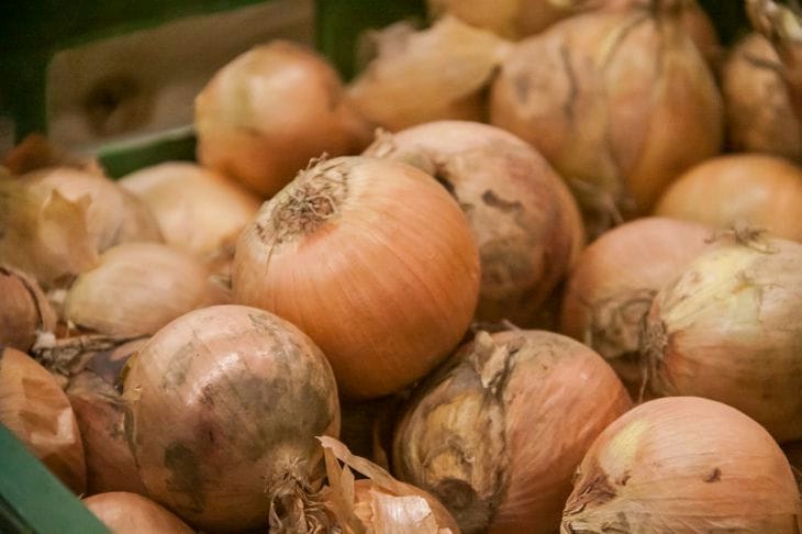 How onions can help get rid of the smell of paint: practical advice for those who are planning a renovation Onion
