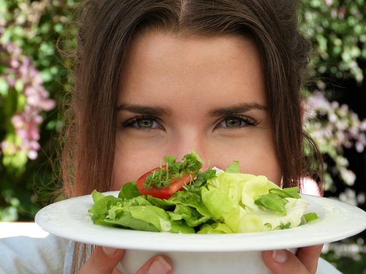How to Lose Weight for Women Over 50: Simple Tips from a Doctor Young woman