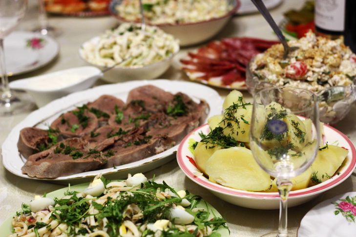 What are 5 curious signs associated with the kitchen table: not everyone knows about this table
