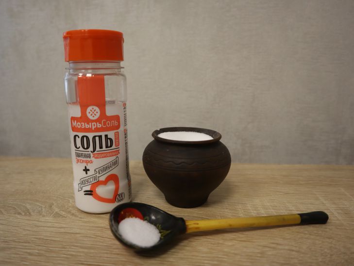 Why experienced housewives add sugar and salt to powder: not everyone knows about this salt